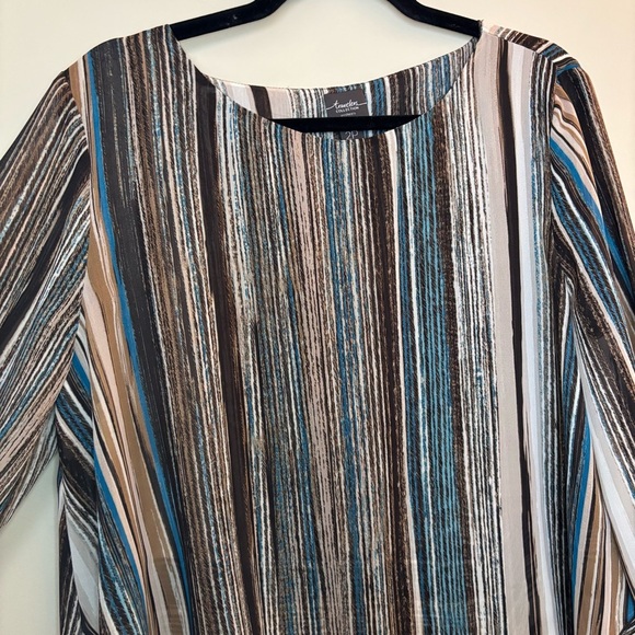 NWOT Chico’s Travelers Collection Women’s Striped Asymmetrical Blouse Size 2P - Picture 4 of 10